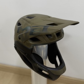 Capacete MET Parachute MCR MIPS